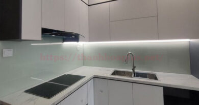 kinh op bep mau trang sua18