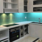 Báo giá kính ốp bếp màu xanh ngọc Tphcm mới nhất: Ưu đãi 25% và kinh nghiệm thi công