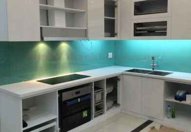 Báo giá kính ốp bếp màu xanh ngọc Tphcm mới nhất: Ưu đãi 25% và kinh nghiệm thi công