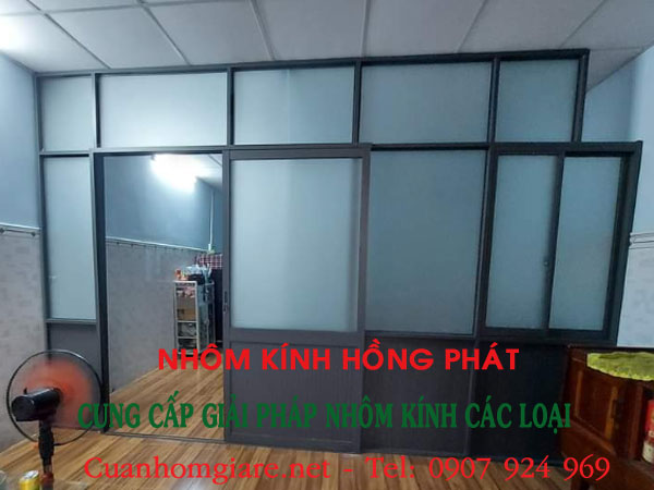 thi-cong-vach-nhom-kinh-ngan-phong-gia-re