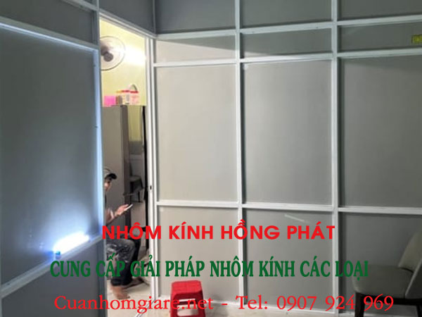 thi-cong-vach-nhom-kinh-ngan-phong-gia-re