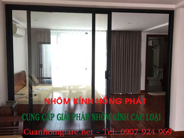 thi-cong-vach-nhom-kinh-ngan-phong-gia-re