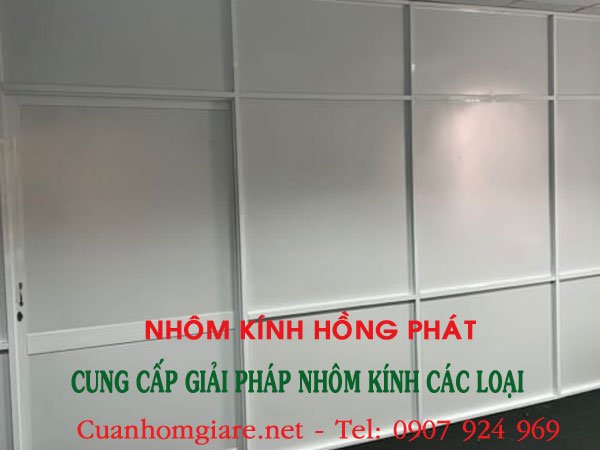 thi-cong-vach-nhom-kinh-ngan-phong-gia-re