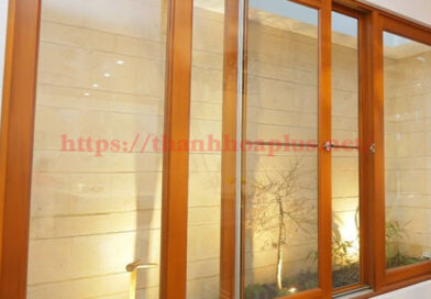 Tuyệt chiêu chọn cửa nhôm kính giả gỗ năm 2026 vừa sang vừa bền cho ngôi nhà của bạn Tuyệt chiêu chọn cửa nhôm kính giả gỗ năm 2026 vừa sang vừa bền cho ngôi nhà của bạn