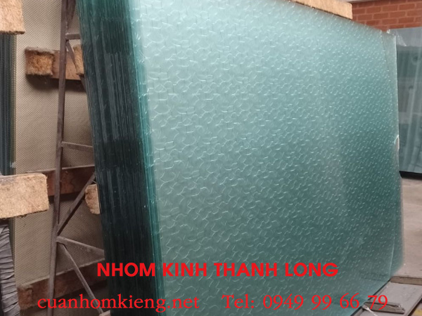 kinh-cuong-luc-8-ly-gia-bao-nhieu
