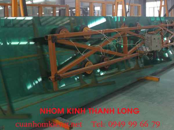 kinh-cuong-luc-8-ly-gia-bao-nhieu