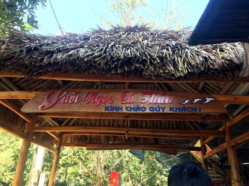 Cổng trào suối ngọc cá thần